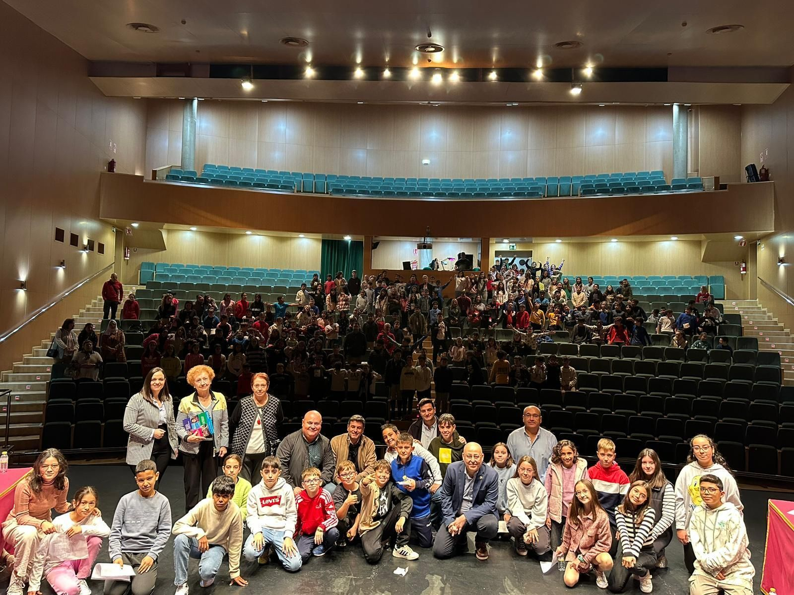 Alumnos de sexto de primaria de Huércal-Overa celebran el Día Mundial de la Infancia.
