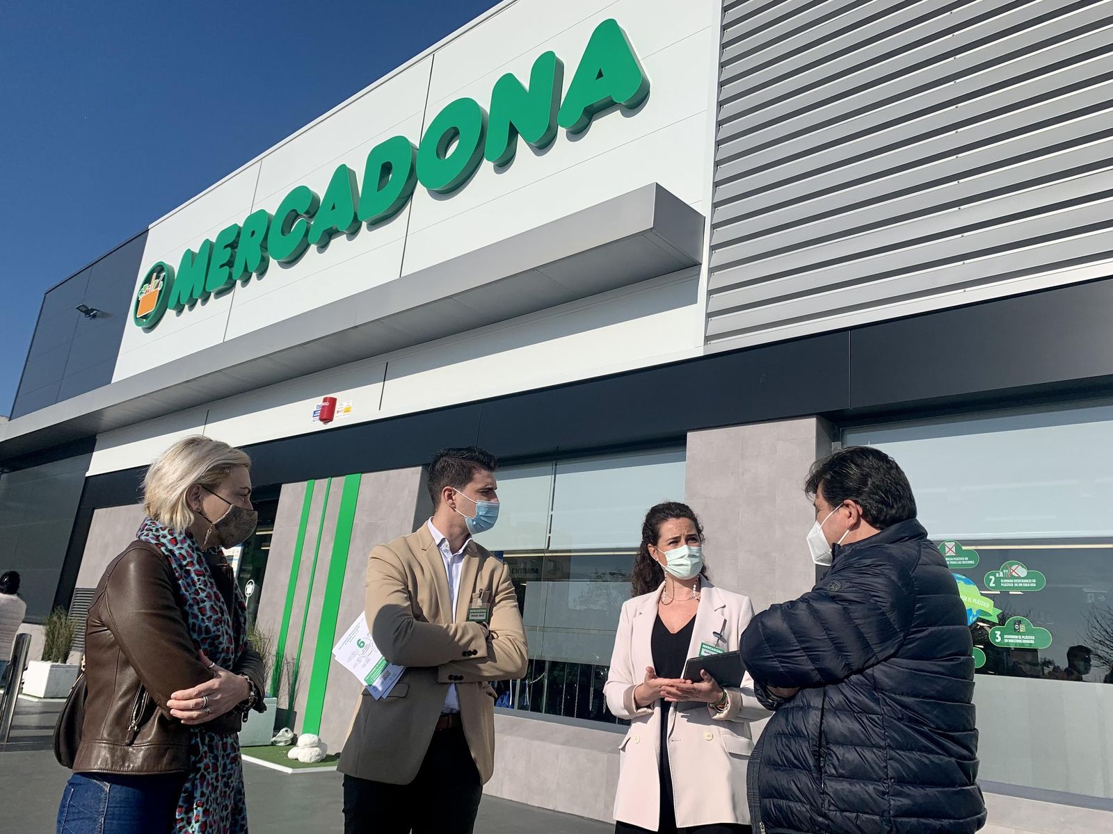 Visita de Gabriel Cruz al centro que Mercadona tiene en la barriada de El Torrejón.