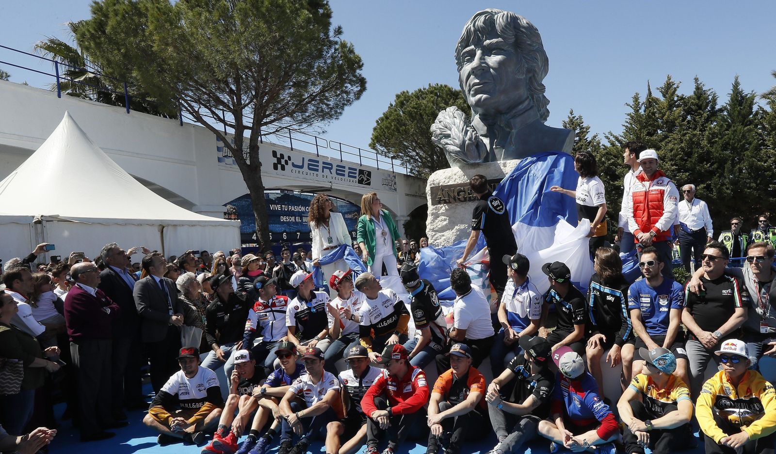 Un busto del mítico piloto preside ya el Circuito jerezano.