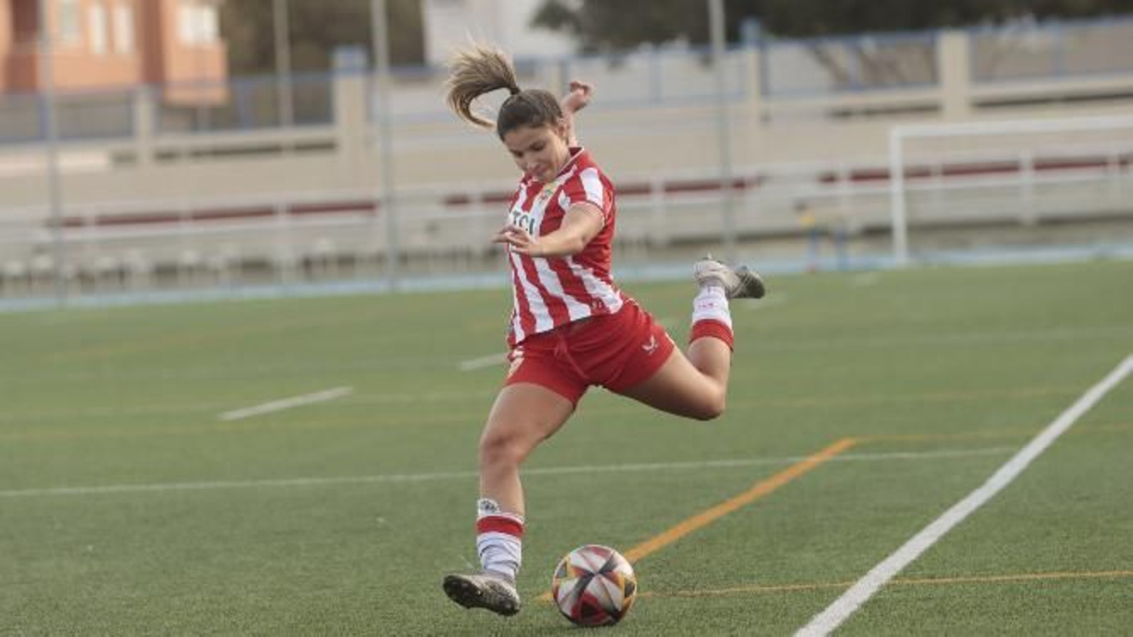 Priscilla busca el golpeo desde el costado izquierdo.