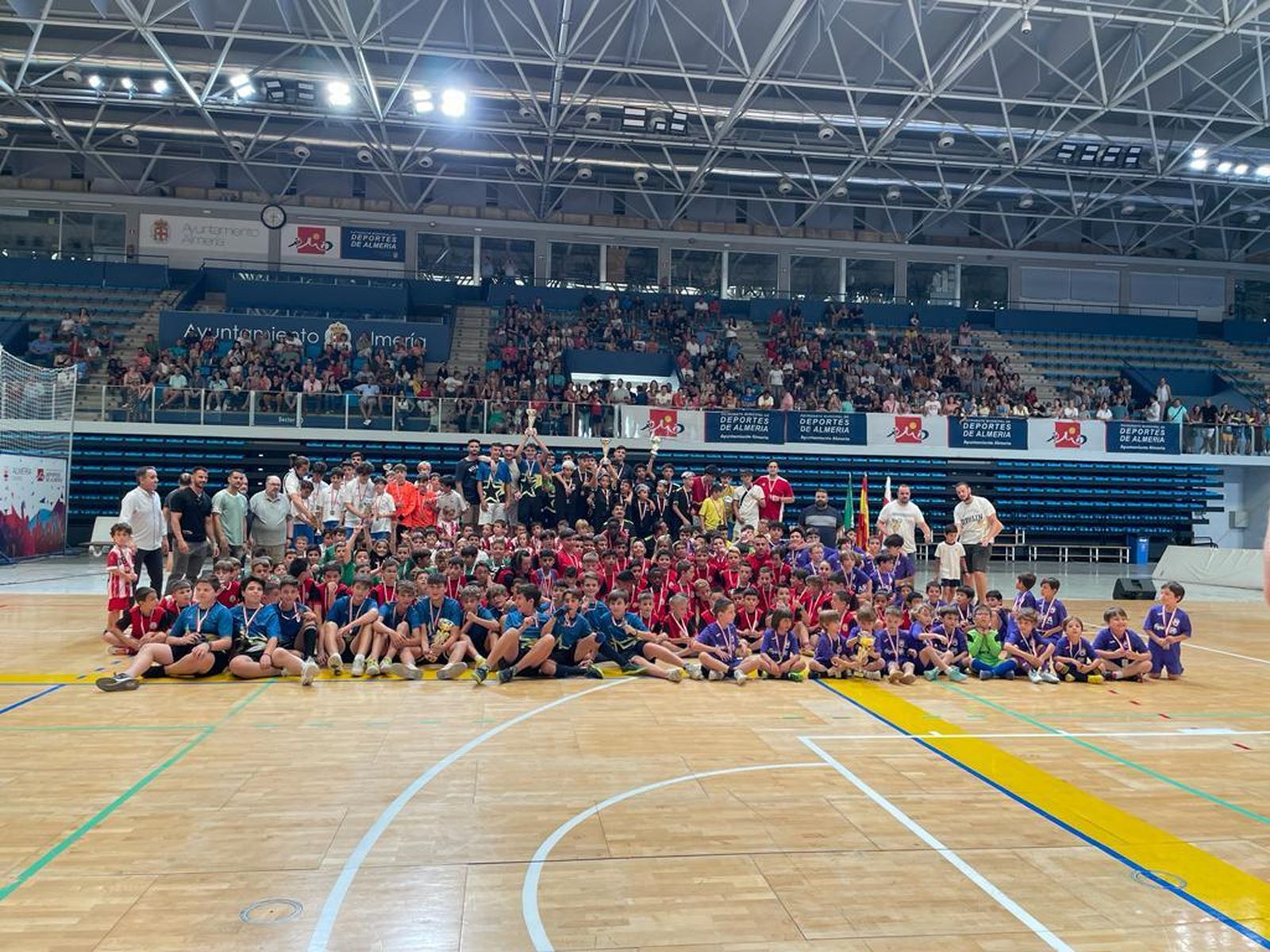 Foto de familia de los participantes en el Palacio Mediterráneo