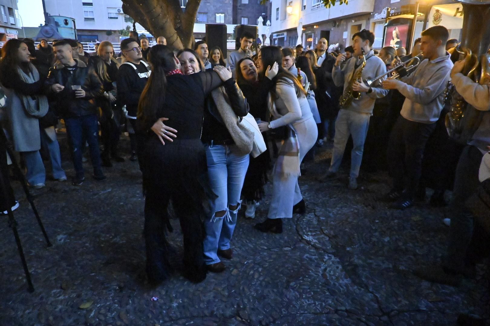 Las imágenes de la Zambomba de la Hermandad de la Esperanza en la Plaza Niña