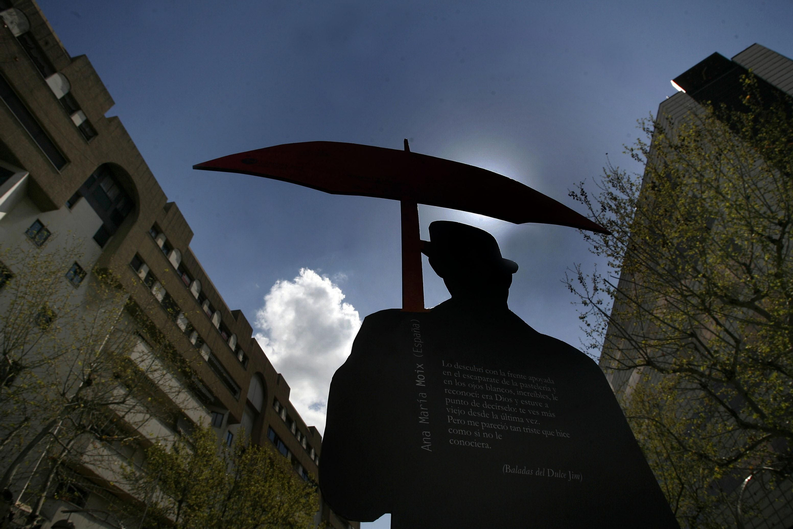El hombre del paraguas, imagen de Cosmopoética.