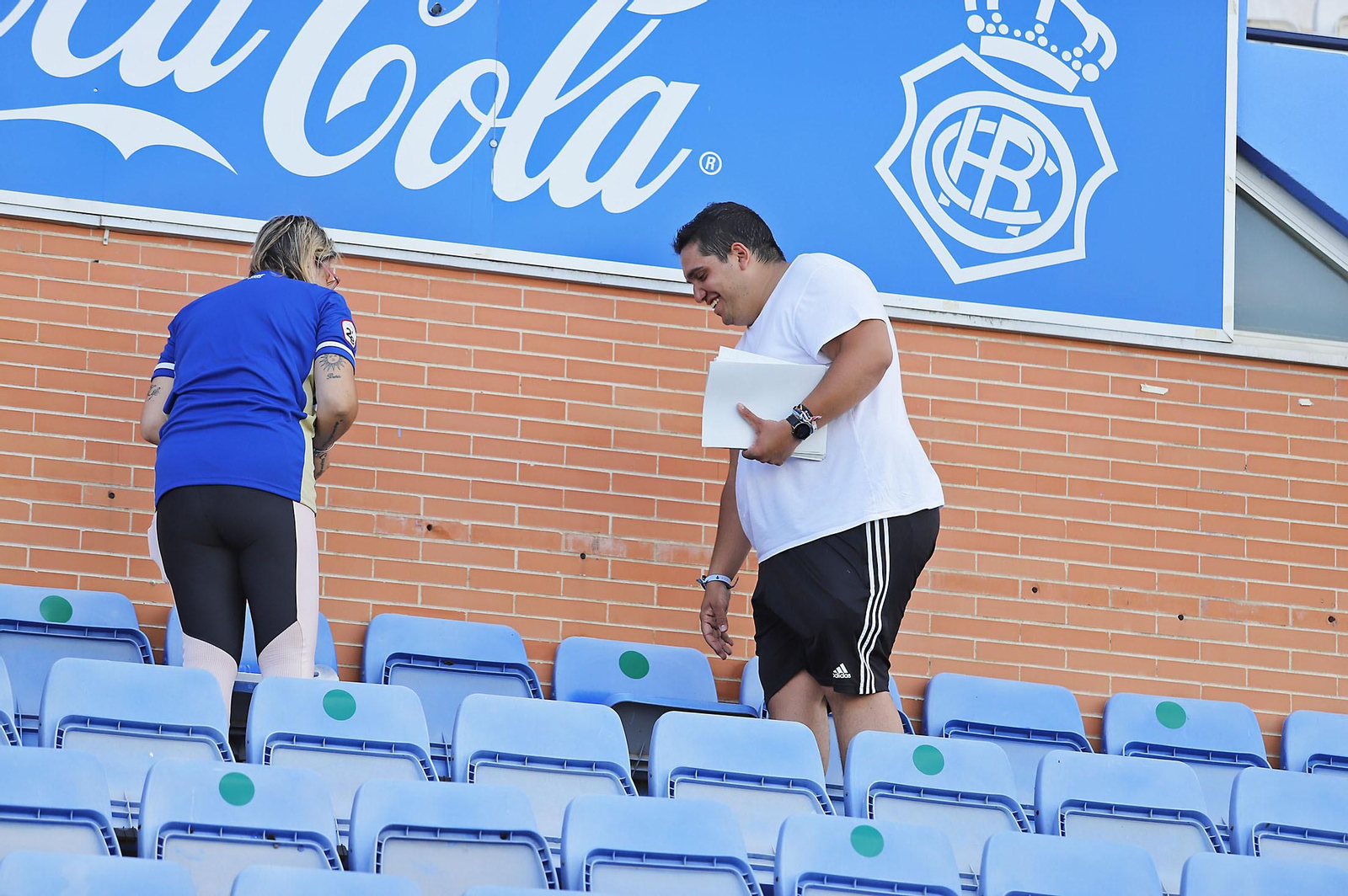 Los aficionados preparan el mosaico del partido del ascenso Recreativo de Huelva-Cacereño