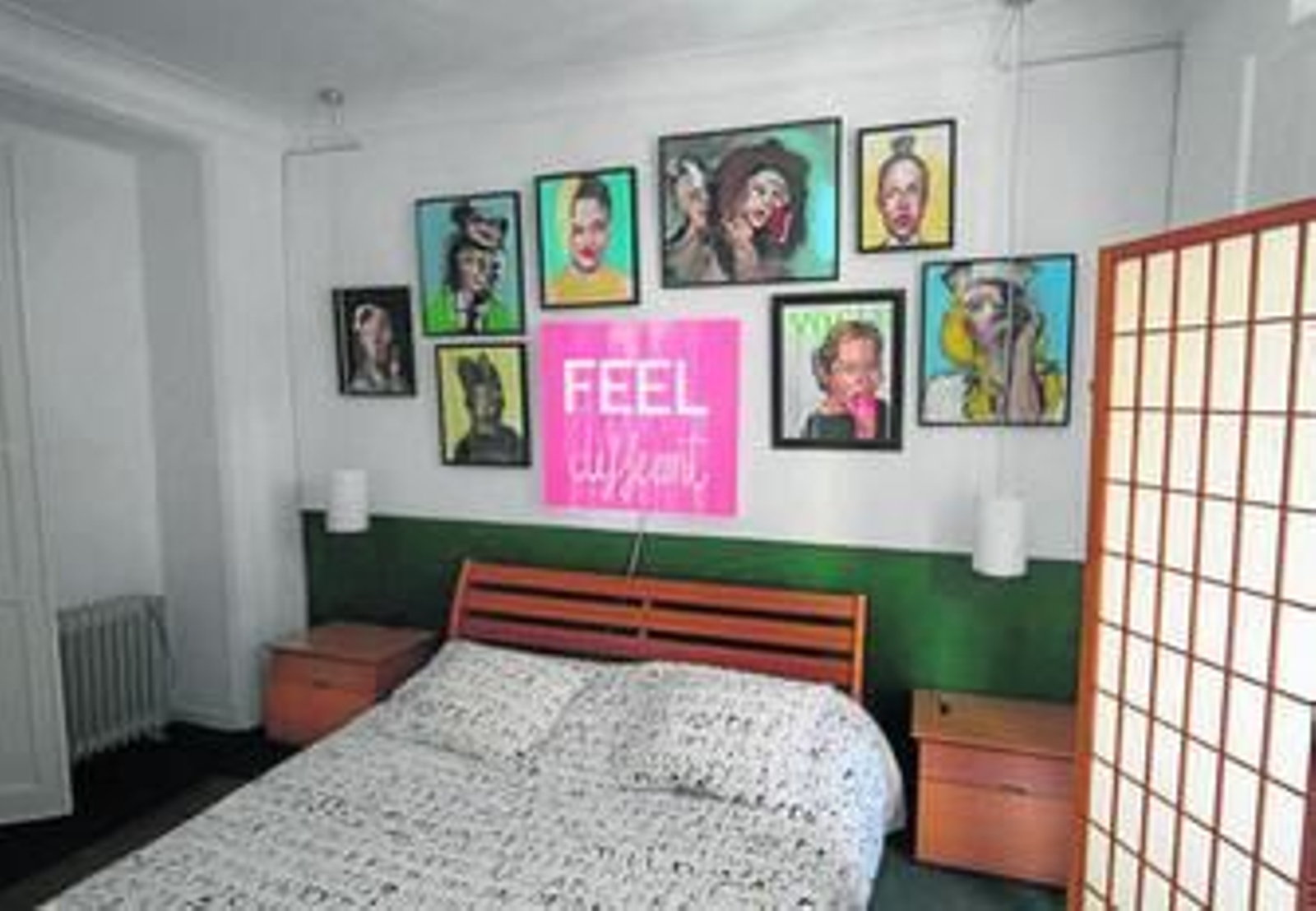 1. Los pasillos de este hostal de tres plantas llevarán durante seis meses la decoración de alumnos de Bellas Artes de la UMA. 2. Desde la última planta, una de las piezas pictóricas  que cuelgan en esta palacete del siglo XIX, en el centro de Málaga. 3. Una de  las 13 habitaciones rediseñadas casi  en su totalidad con cuadros de alumnos, desde la colcha hasta el cabecero con luces de neón.