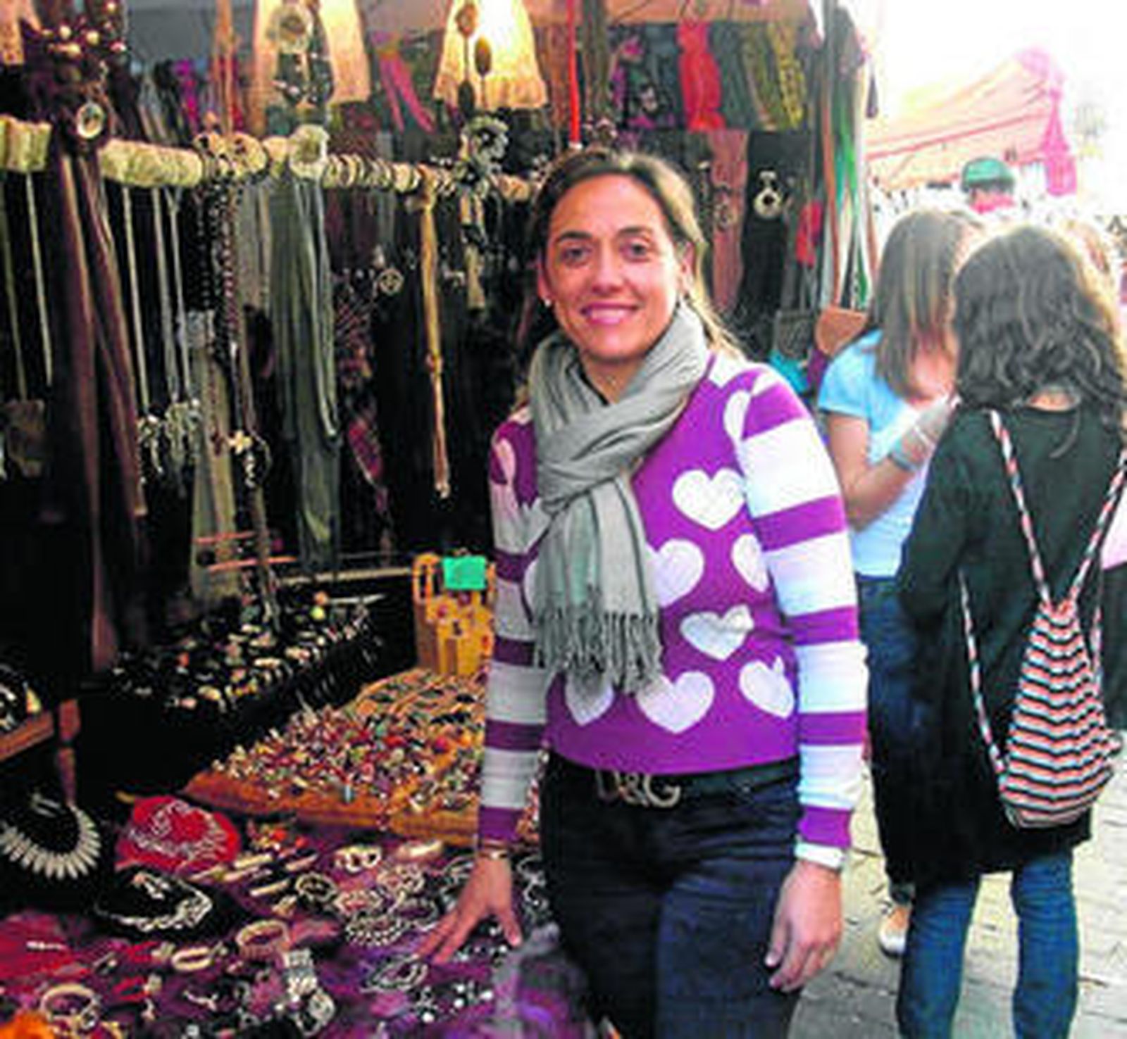 Francisca García Abad, gerente de Rastrillo de Culturas, en uno de los mercadillos.