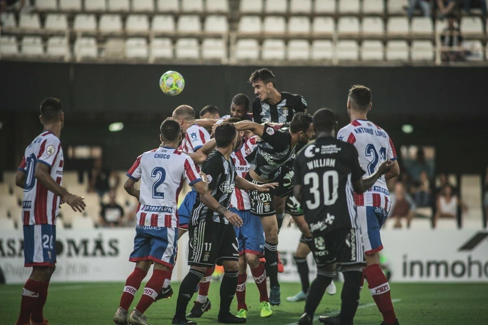 Momento en el que Caballero hace el primer gol del Cartagena al Algeciras.