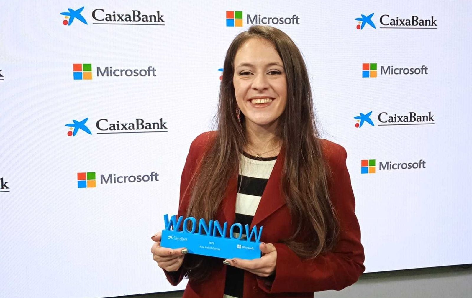 Anaís Gálvez, de Lanjarón, con su premio Wonnow a las mejores estudiantes de grado STEM.