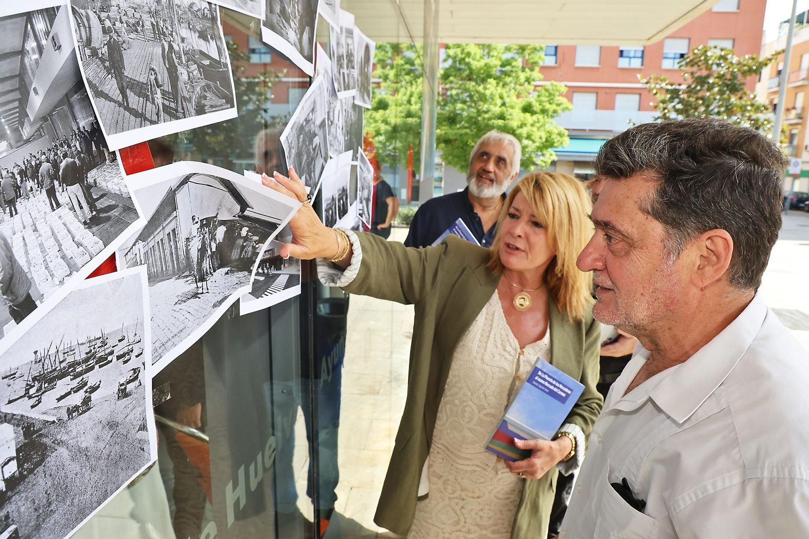 Imágenes de la presentación del libro de  Eduardo J. Sugrañes sobre la evolución de Huelva a través de sus mercados
