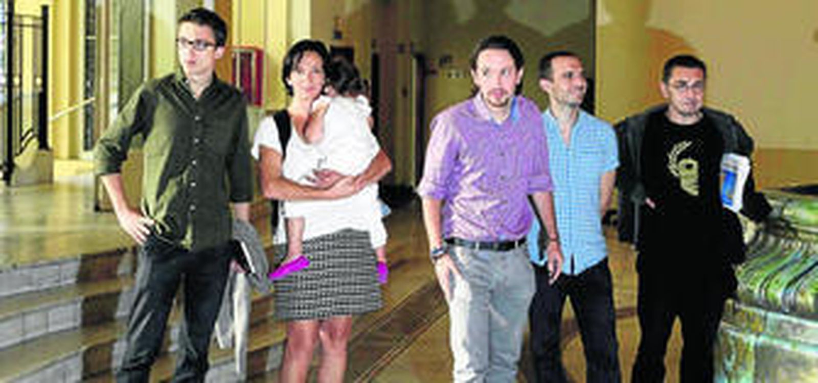 El núcleo duro de Podemos: de izquierda a derecha, Íñigo Errejón, Carolina Bescansa, Pablo Iglesias, Luis Alegre y Juan Carlos Monedero, la semana pasada en Madrid.