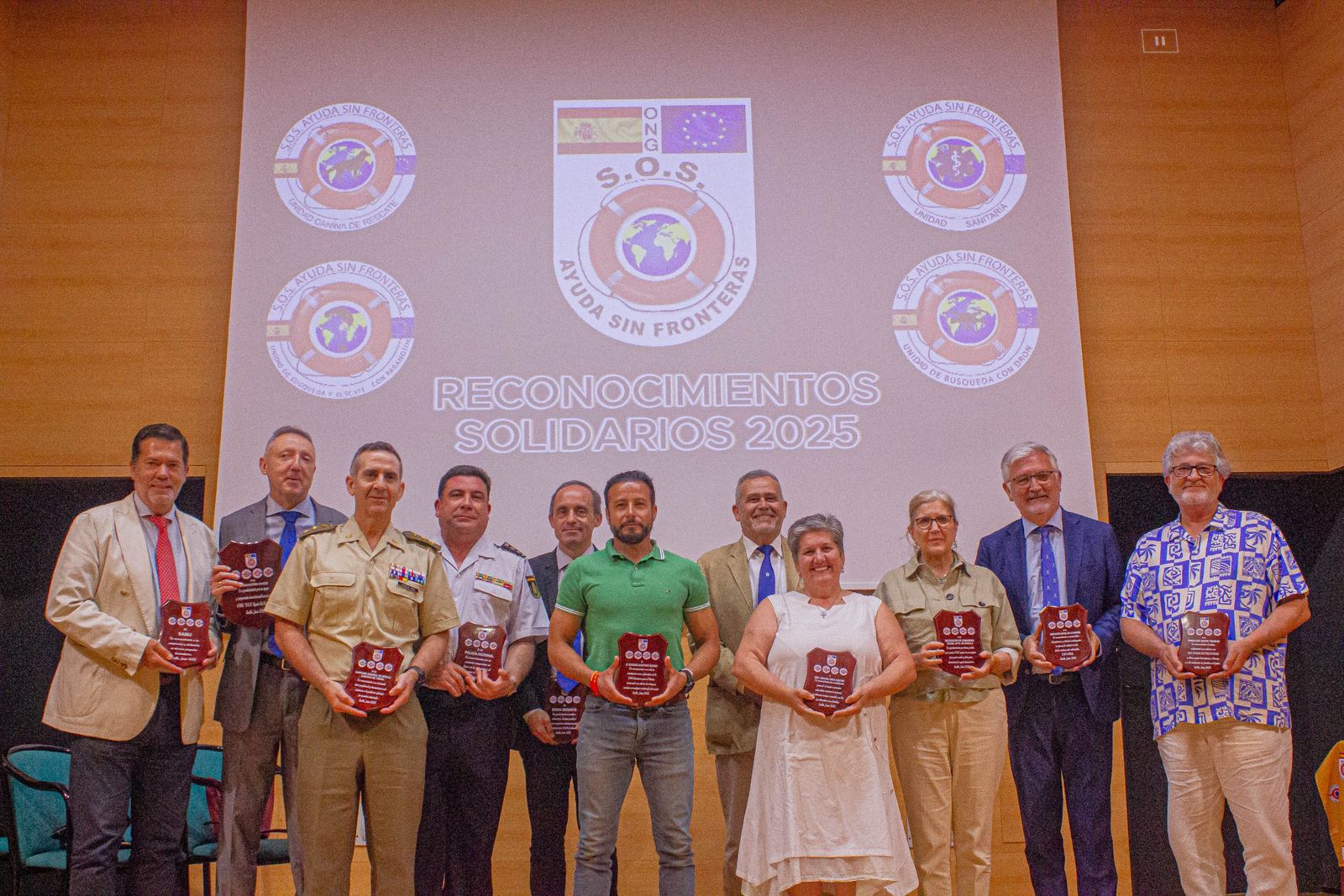 Foto de familia de todos los premiados por la ONG SOS Ayuda Sin Fronteras.