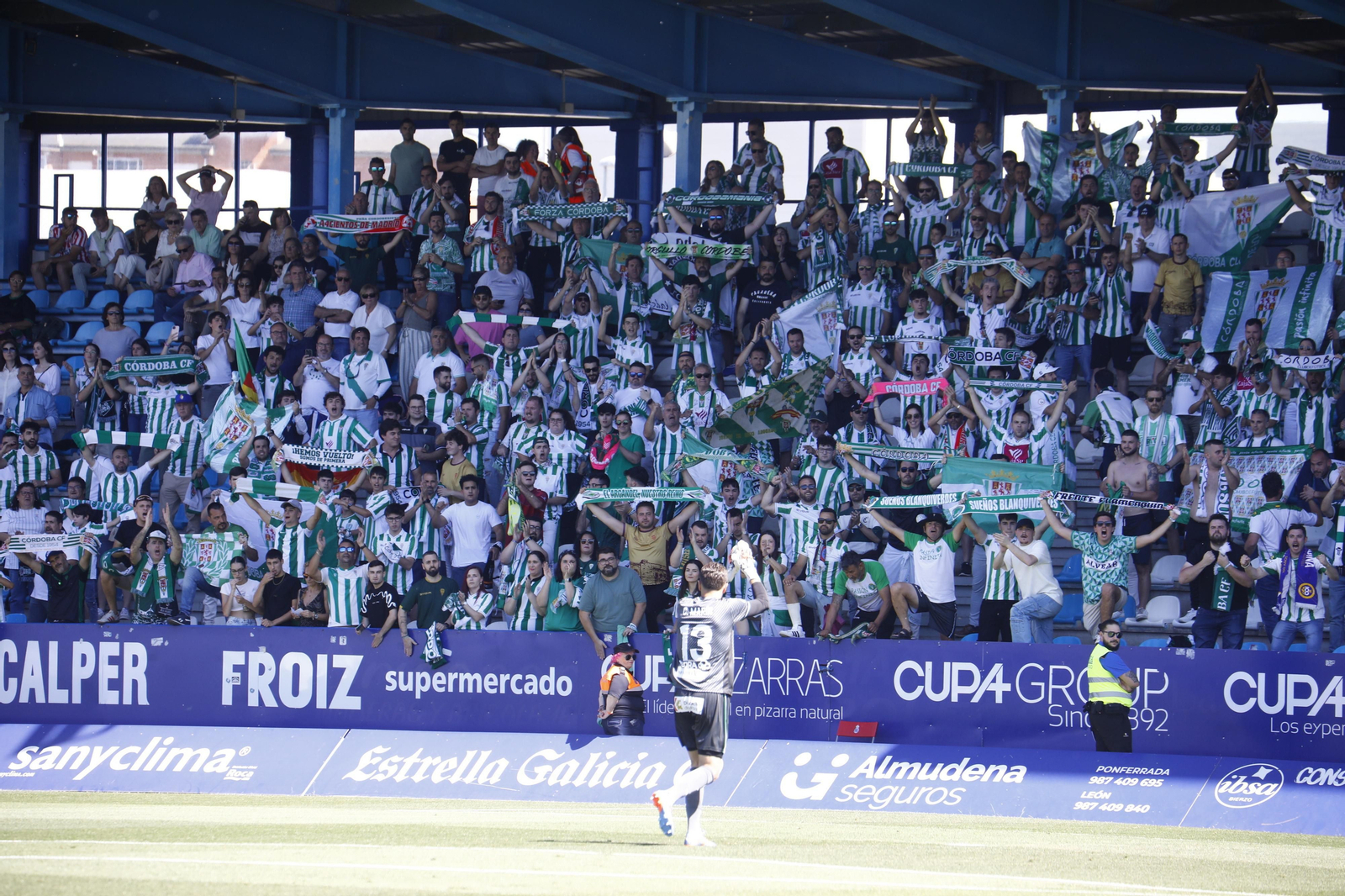 Las mejores fotos de la afición del Córdoba CF en el partido ante la Ponferradina en El Toralín Las mejores fotos de la afición del Córdoba CF en el partido ante la Ponferradina en El Toralín