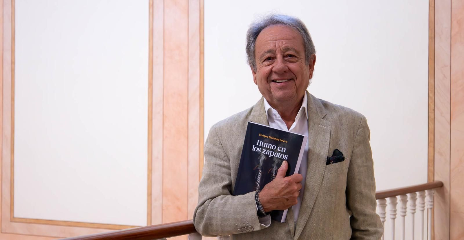 Enrique Martínez con su libro 'Humo en los zapatos
