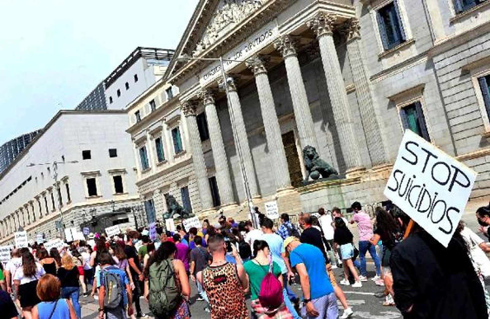 La manifestación por el plan de prevención de los suicidos, a las puertas del Congreso.