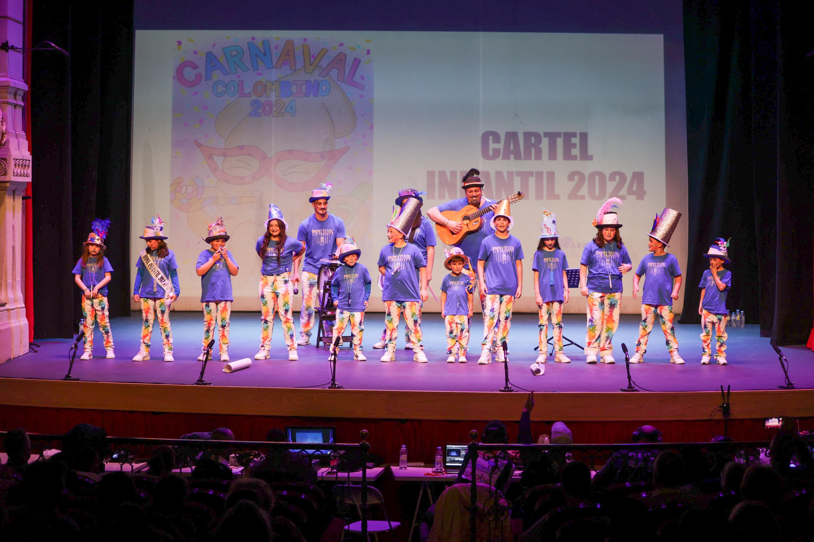 Imágenes de la actuación de la comparsa infantil de Huelva "La alegría de vivir" en el Carnaval Colombino