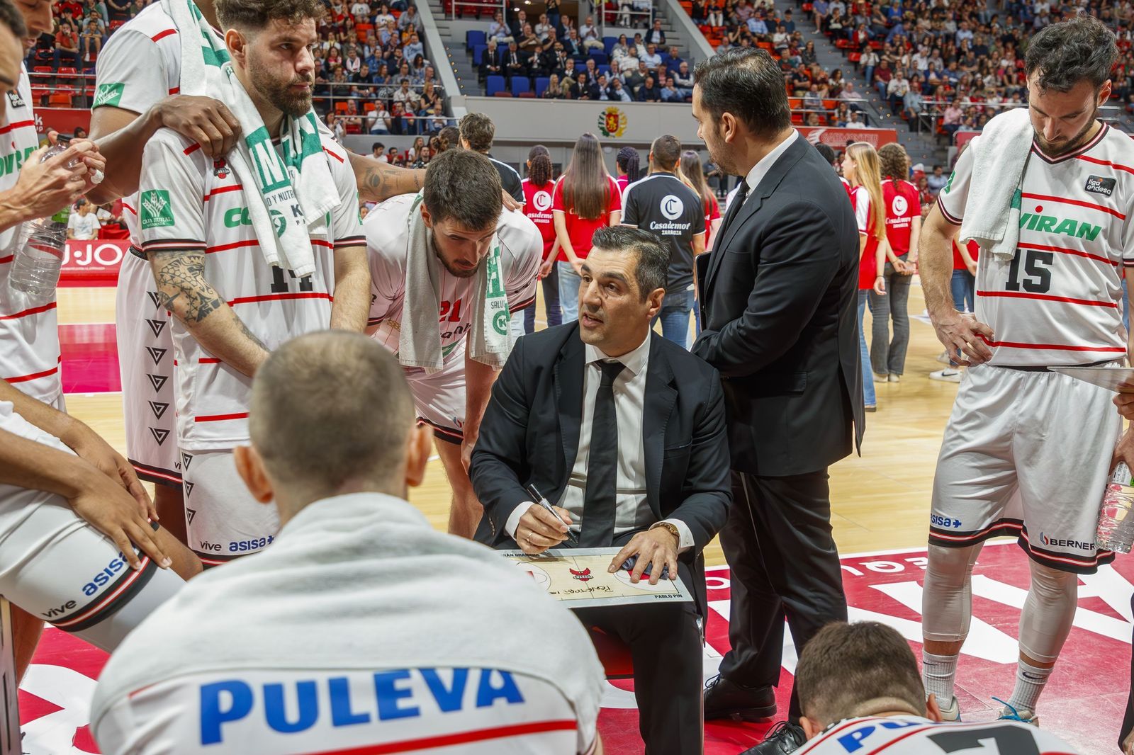 Pablo Pin durante un tiempo muerto en el Pabellón Príncipe Felipe.