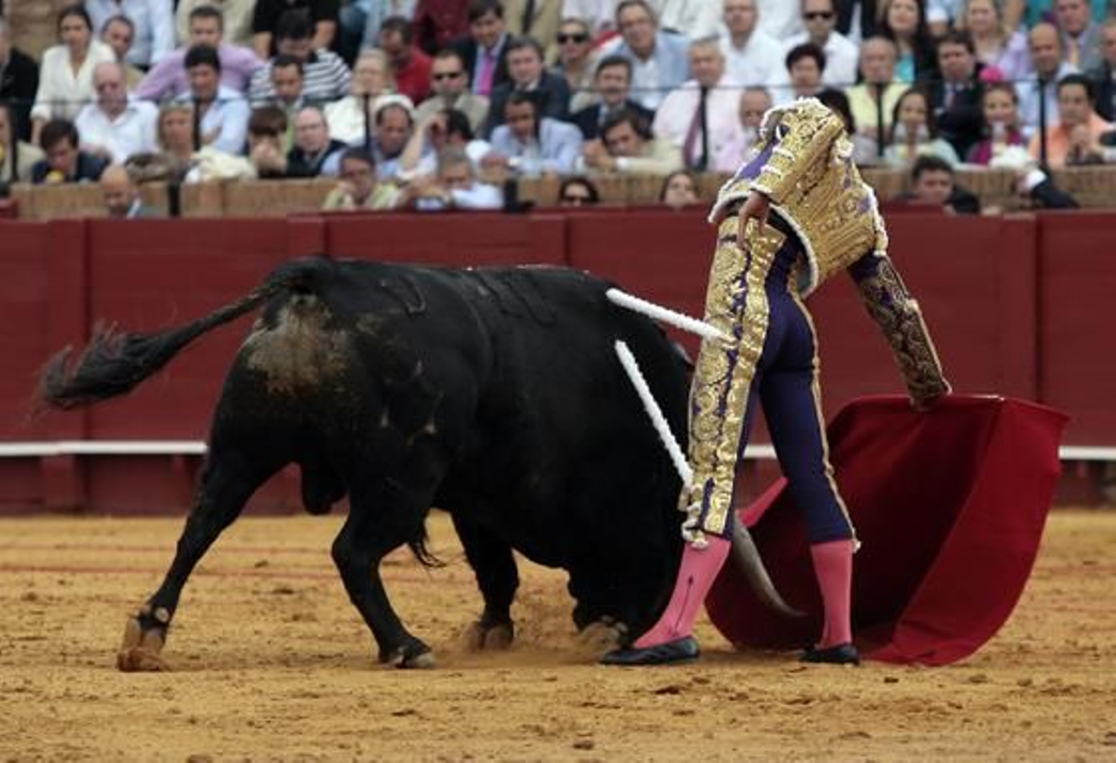 Alejandro Talavante en plena faena con el tercer toro de la ganadería de Jandilla.

Foto: Juan Carlos Muñoz