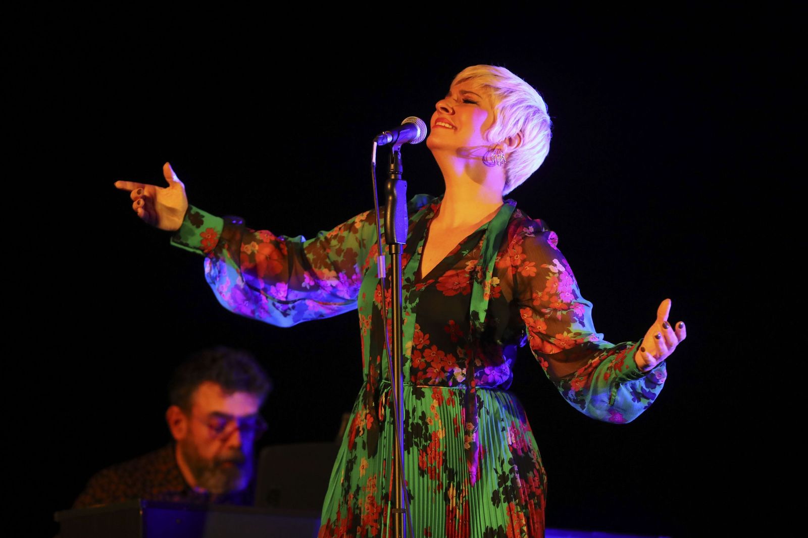 Actuación de Pasión  Vega  durante la presentación del Universal Music Festival en 2024.