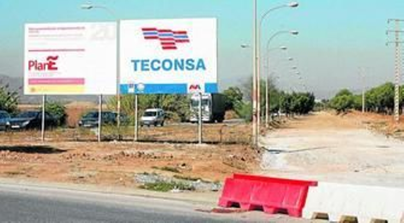 Carteles de la obra de la Azucarera-Intelhorce y de la empresa Teconsa.