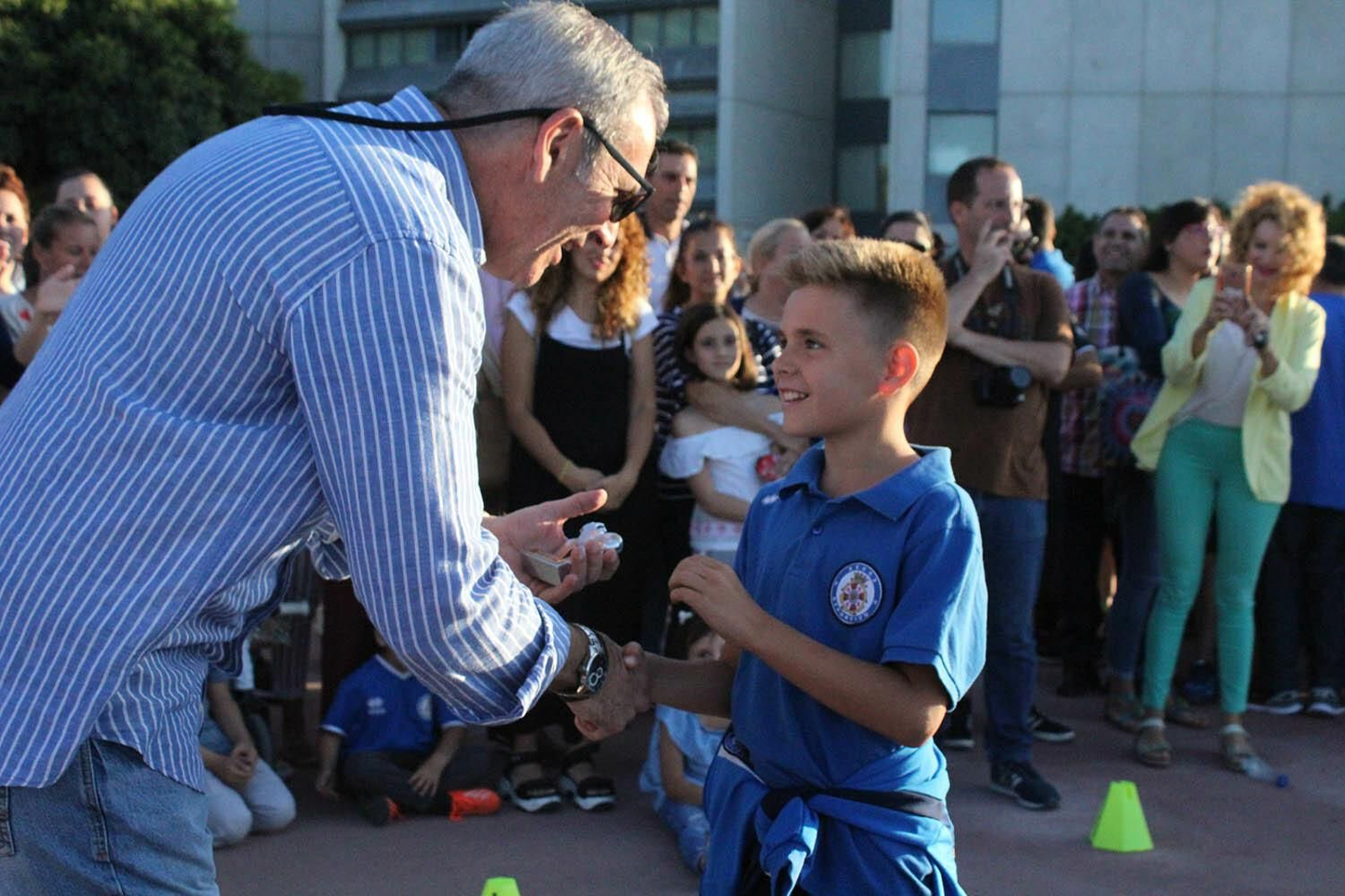 Sebastián Alonso, entregando un trofeo en su anterior etapa en el club.