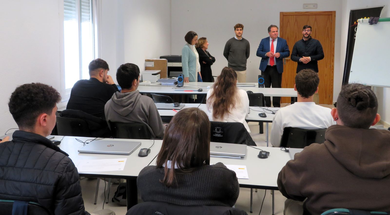 Entrega de diplomas a los alumnos.