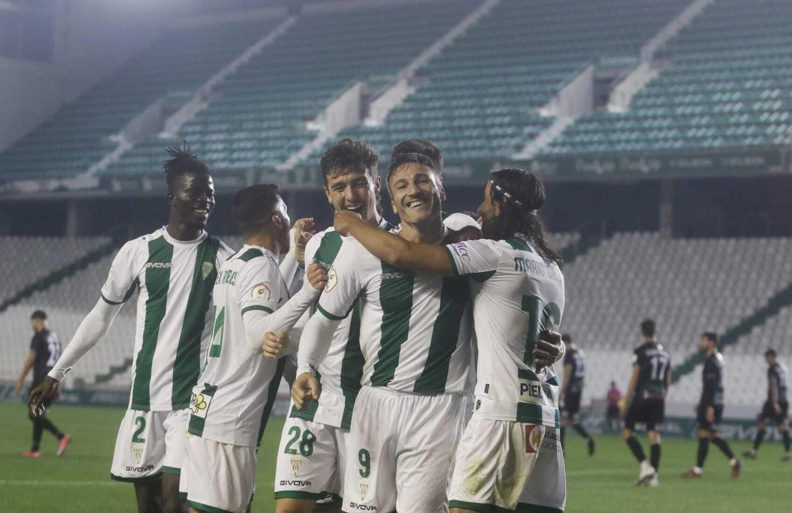 Los jugadores del Córdoba CF celebran el segundo gol ante El Ejido.