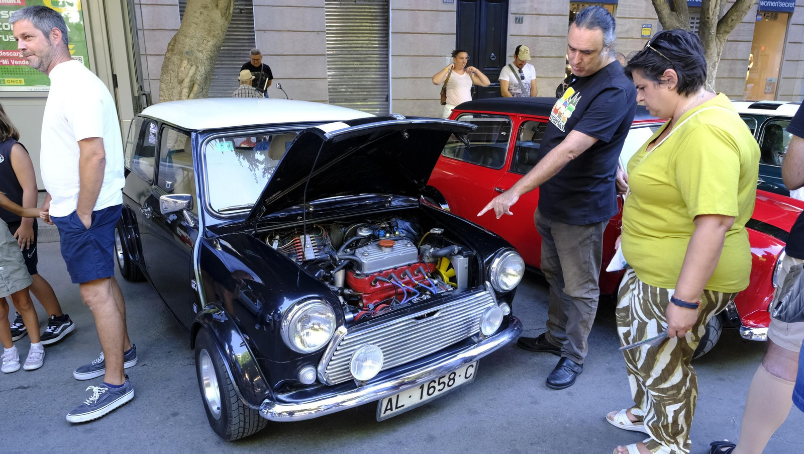 La exposición de Seat 600 y Mini Cooper en la Feria de Almería, en imágenes