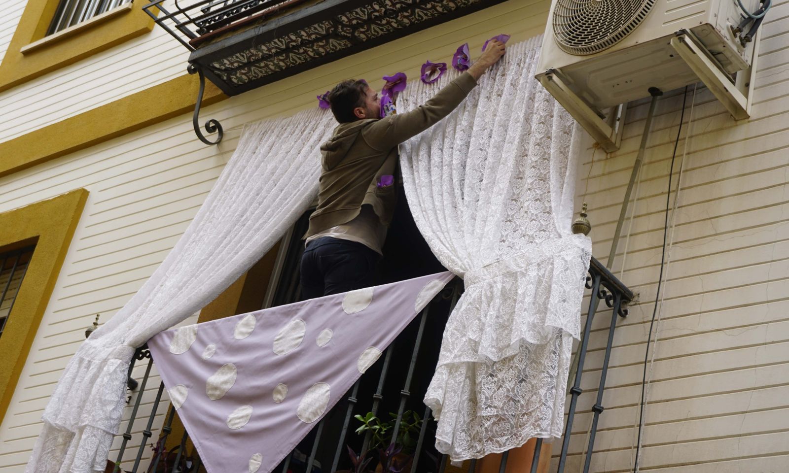 Mantones y farolillos en los balcones