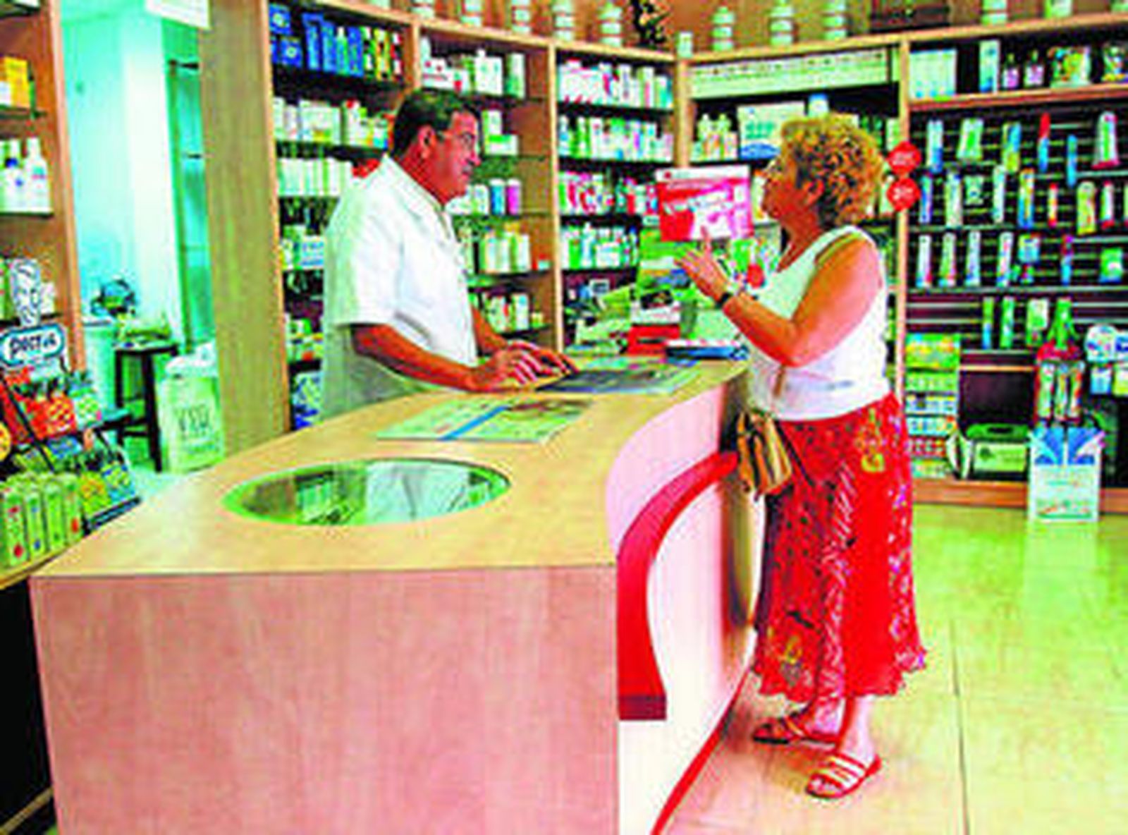 La satisfacción de los clientes con el trato recibido en las farmacias es alta.