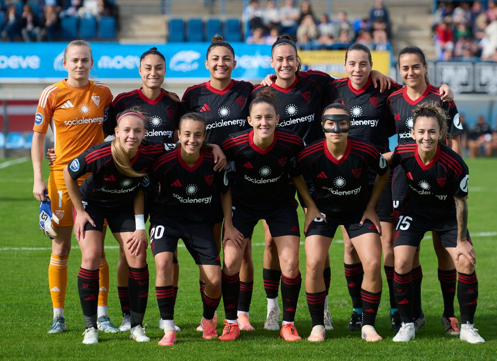 El equipo del Sevilla Femenino que arrancó el encuentro ante el Badalona.