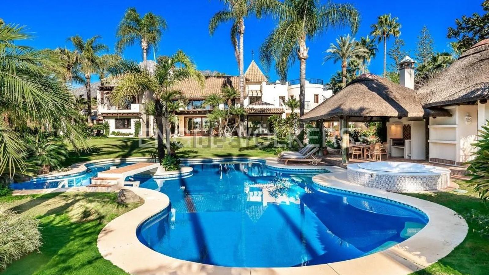 Esta villa consta de una vivienda, aparte, de invitados