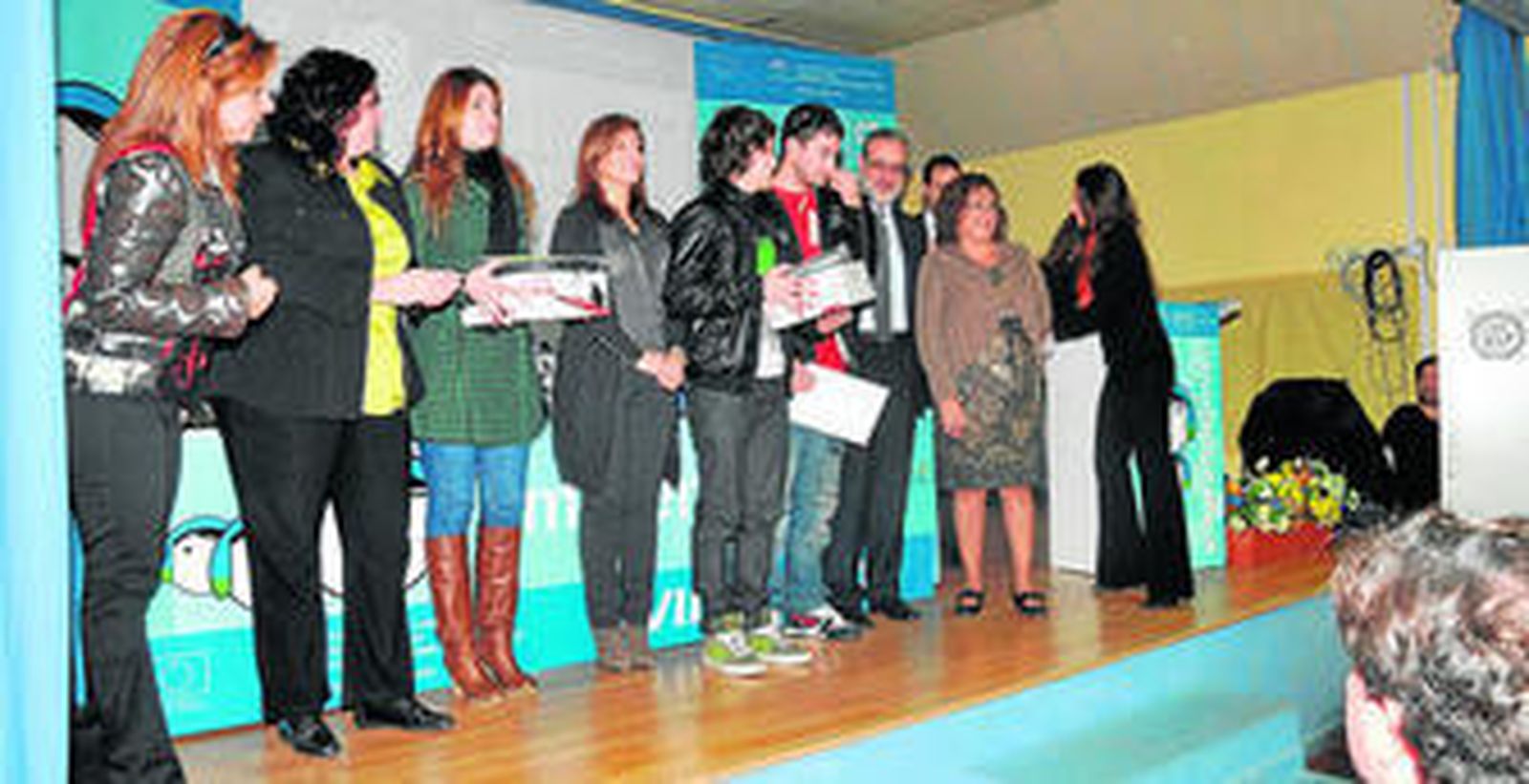 Los jóvenes premiados ayer con los representantes de la Junta y el Ayuntamiento.
