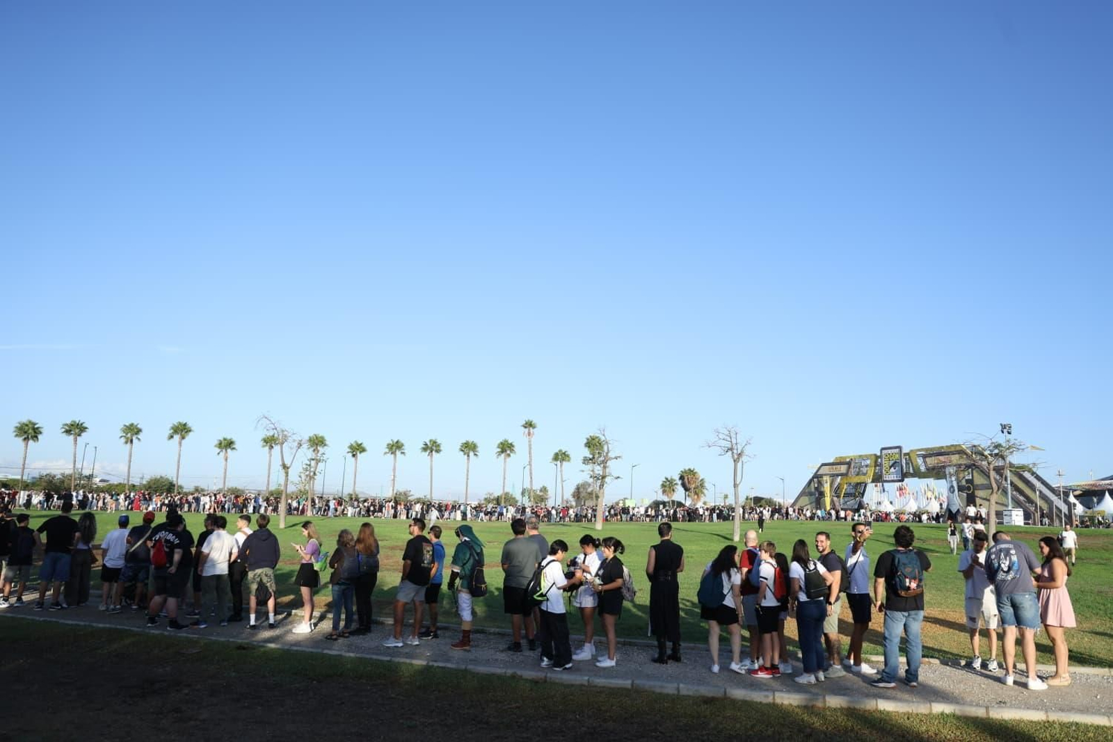 Largas colas para entrar a la Comic-Con de Málaga con héroes y villanos como Conan, Lobezno y Darth Vader, en fotos