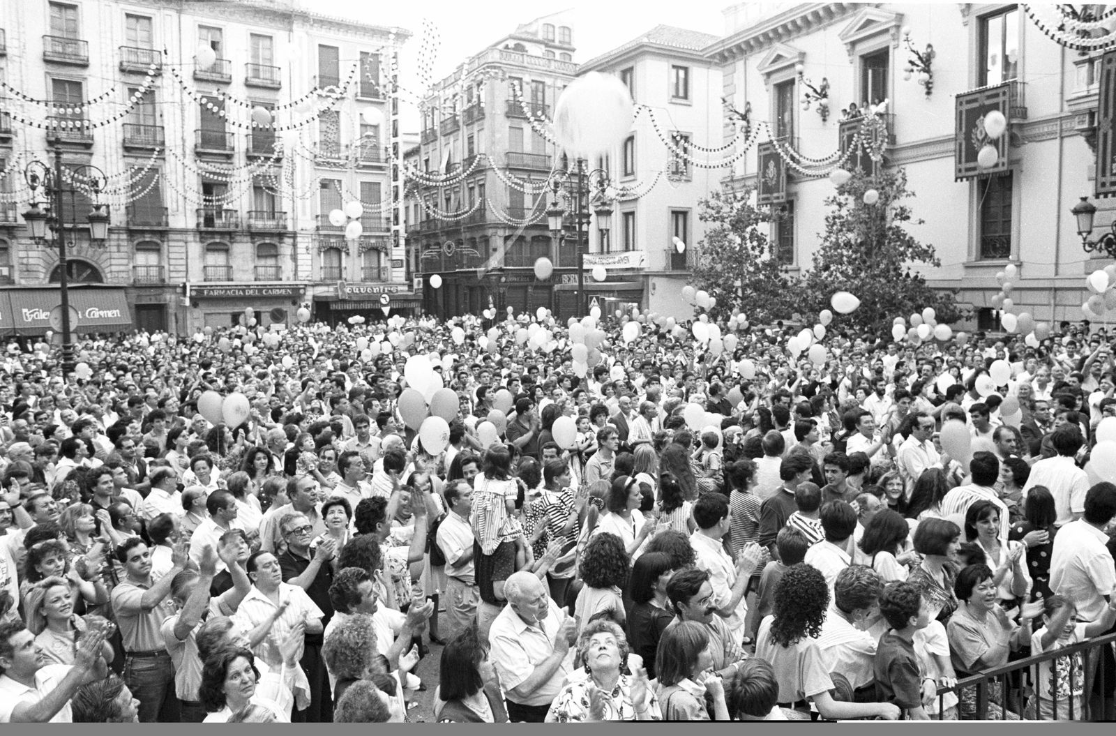 Los granadinos celebraron en la Plaza del Carmen la designación de Sierra Nevada como sede de los Mundiales de Esquí Alpino en 1995.