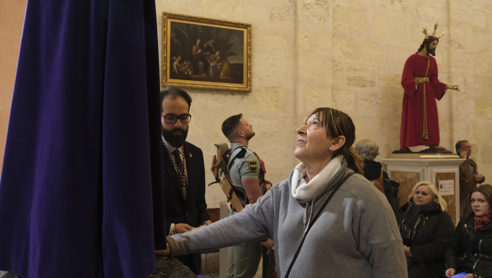 Imágenes del multitudinario besapiés del Cristo de Medinaceli en la Catedral de Almería