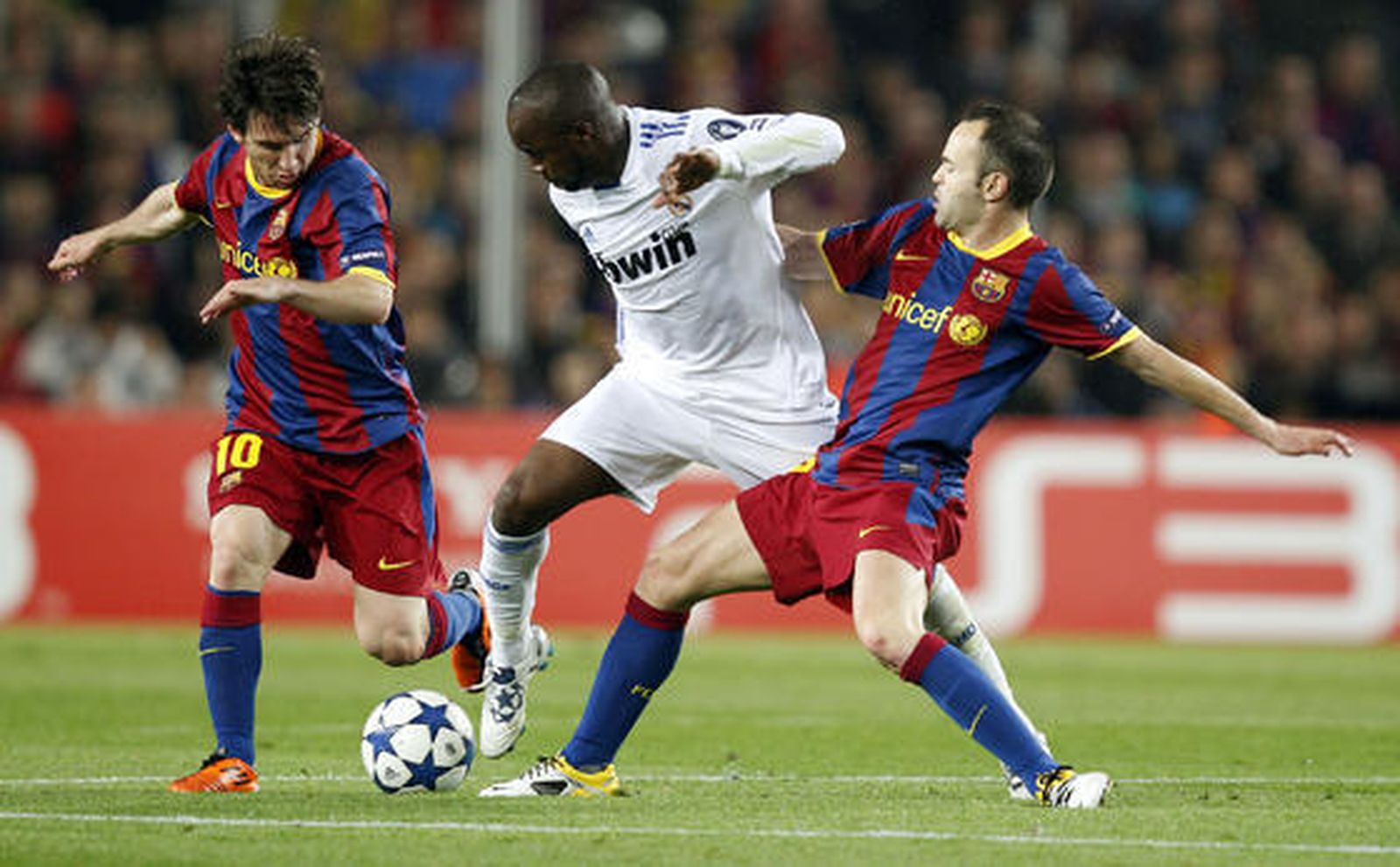 Messi e Iniesta presionan a Iniesta. / Reuters