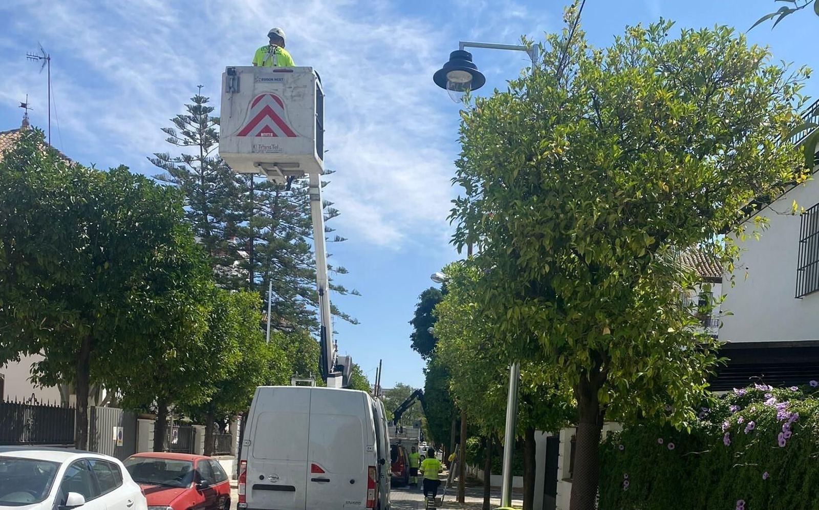 Las nuevas farolas que empezó a colocar Urbanismo en la calle Tajo