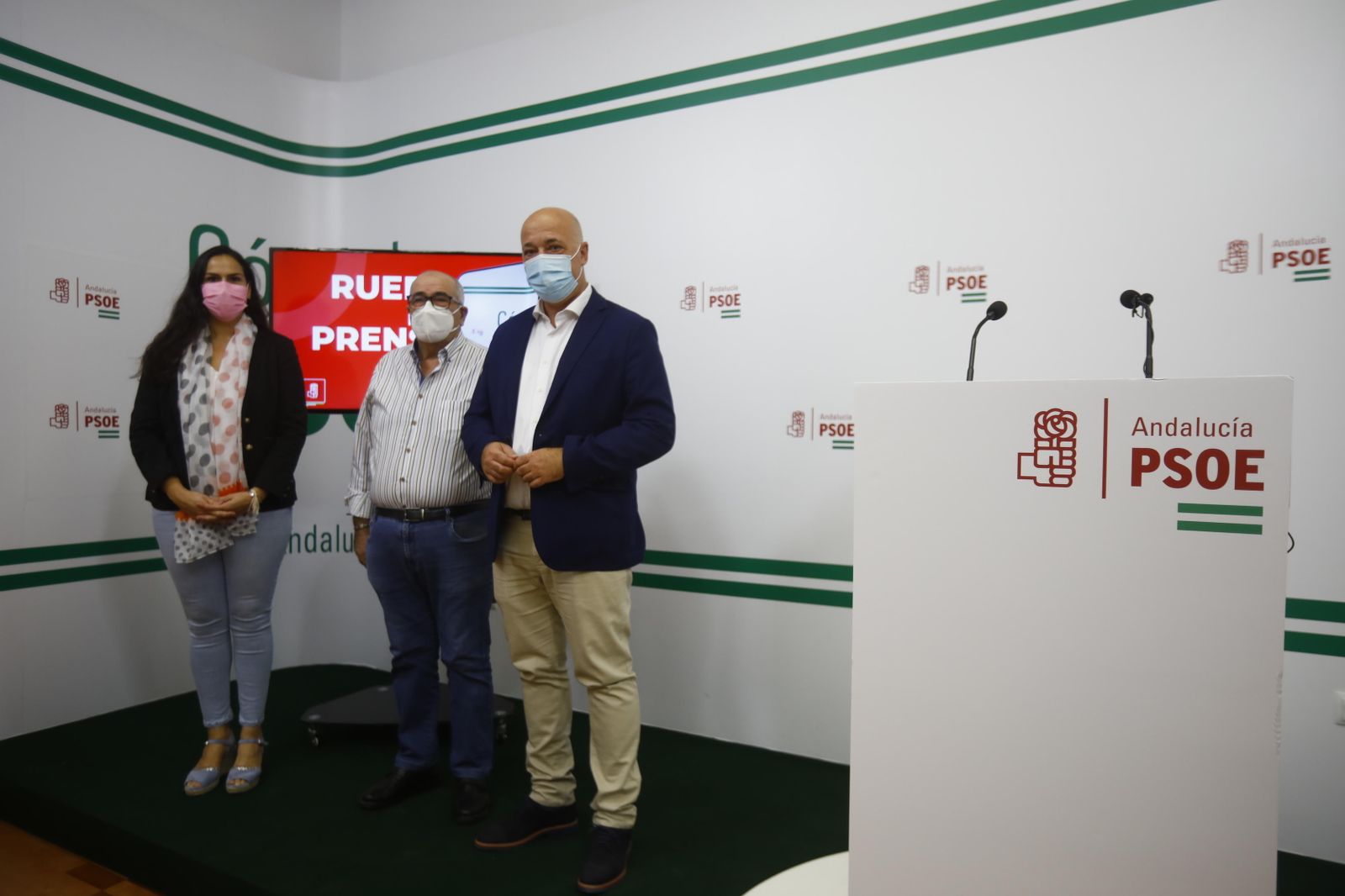 Desirée y Alfonso Benavides, junto a Antonio Ruiz, en la sede del PSOE.