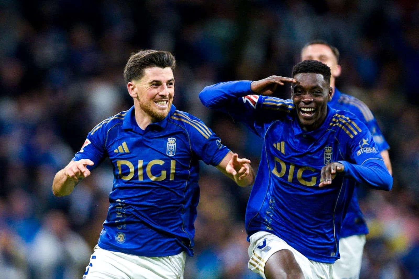 Jugadores del Oviedo celebran un gol.