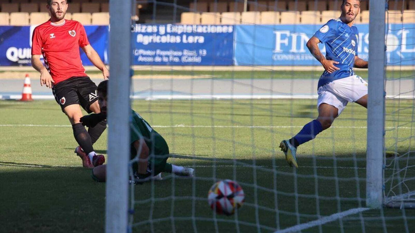 Diego Domínguez anotó el tanto de la victoria frente al Cartaya en la primera vuelta.