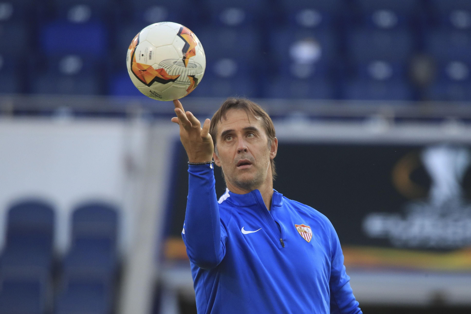 Lopetegui juguetea con un balón en el entrenamiento en Duisburgo.