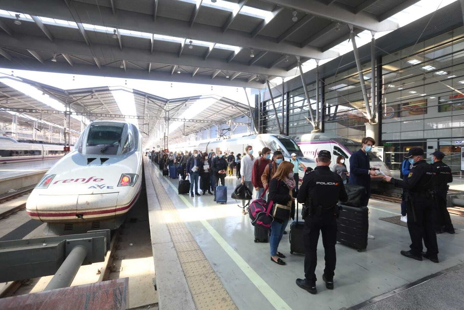 Controles en la estación de tren de Málaga en el primer día de movilidad restringida en Andalucía