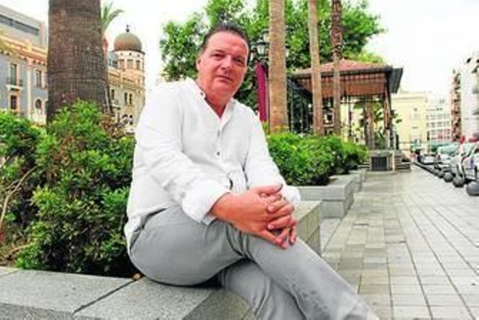 Jaime Batlle, nuevo articulista de este diario, en la Plaza de las Monjas.