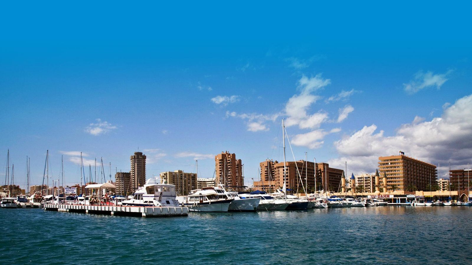 El puerto deportivo de Fuengirola ocupa el epicentro de su litoral.