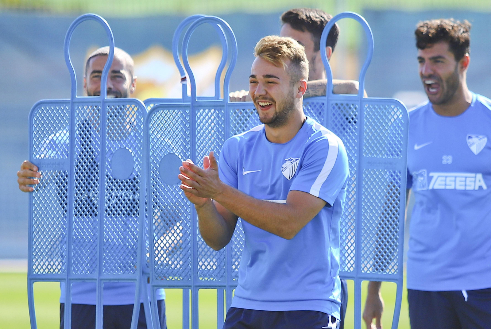 Ontiveros aplaude durante el entrenamiento de ayer. Ontiveros aplaude durante el entrenamiento de ayer.