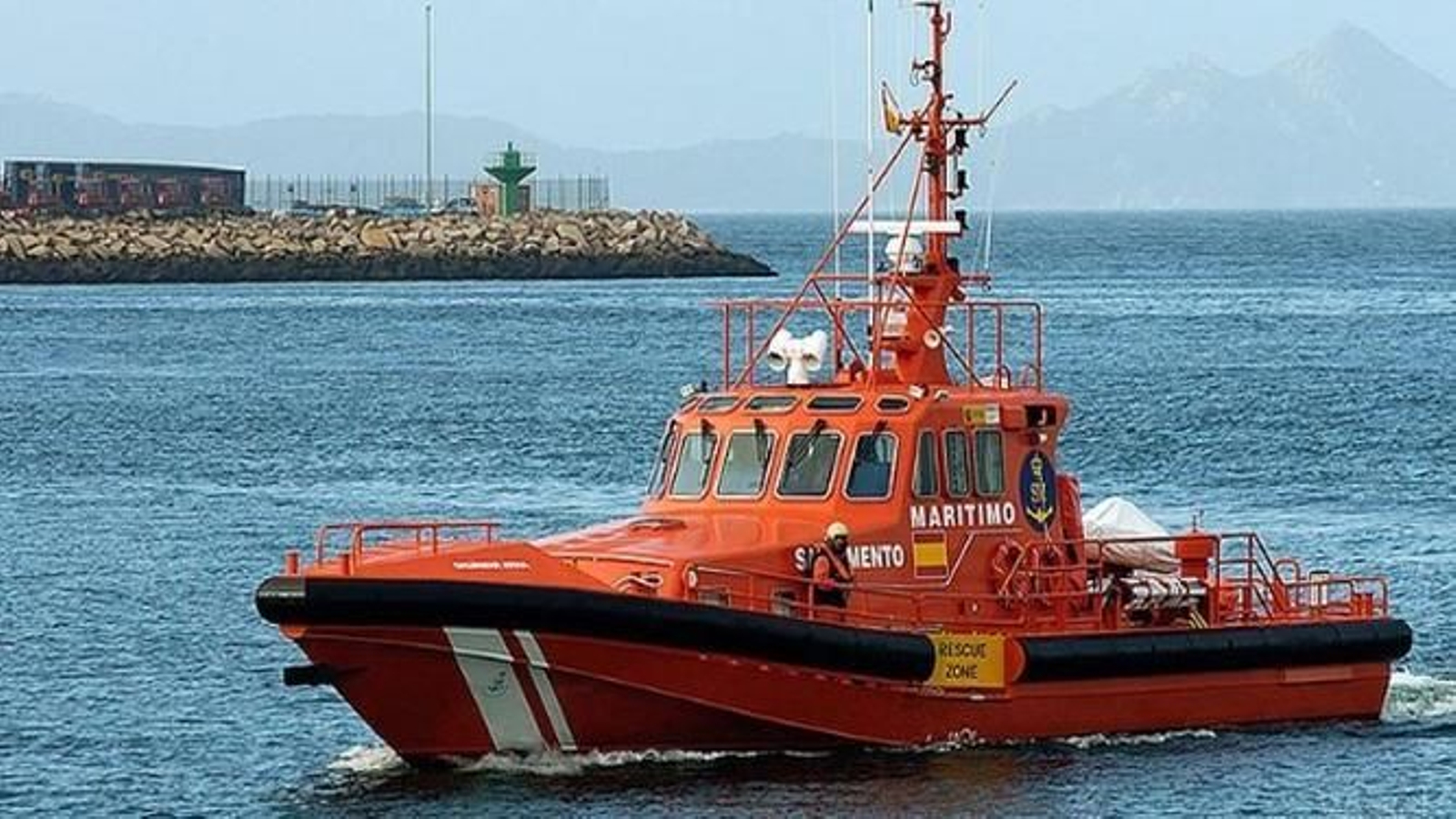 El Salvamar Atria ha rescatado a los tres jóvenes.