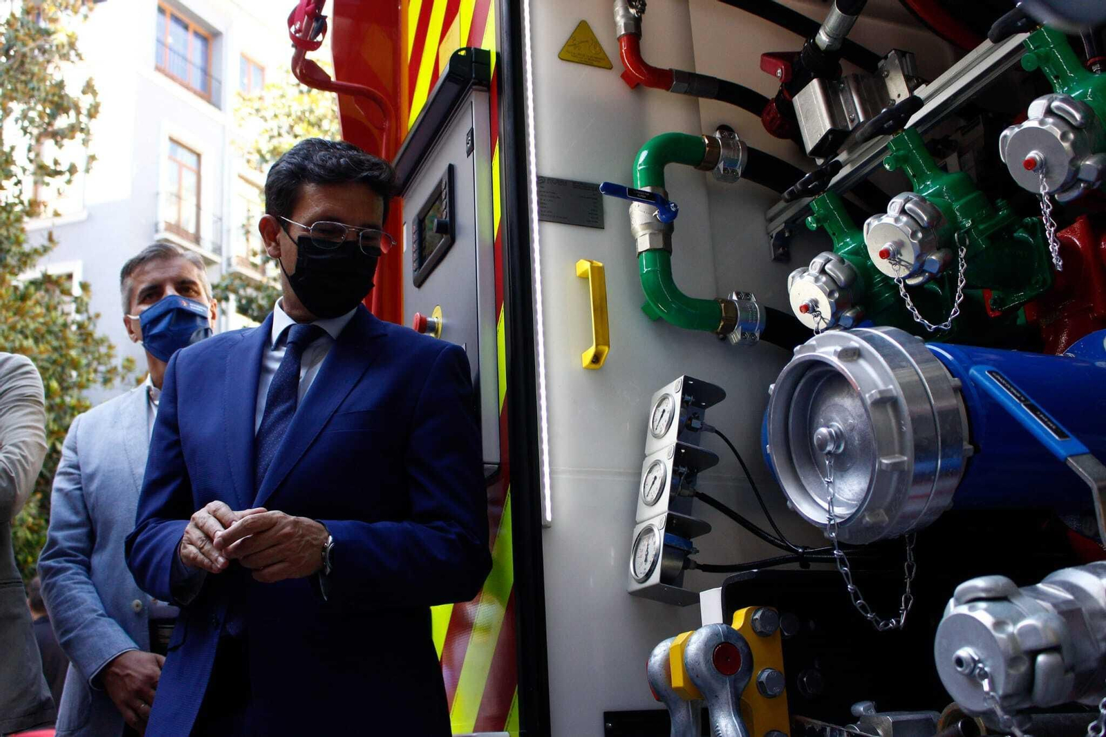 El alcalde de Granada, Paco Cuenca, presenta los nuevos vehículos