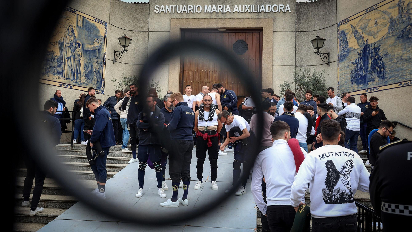 Costaleros de la hermandad de la Redención, a las puertas del Santuario de María Auxiliadora.