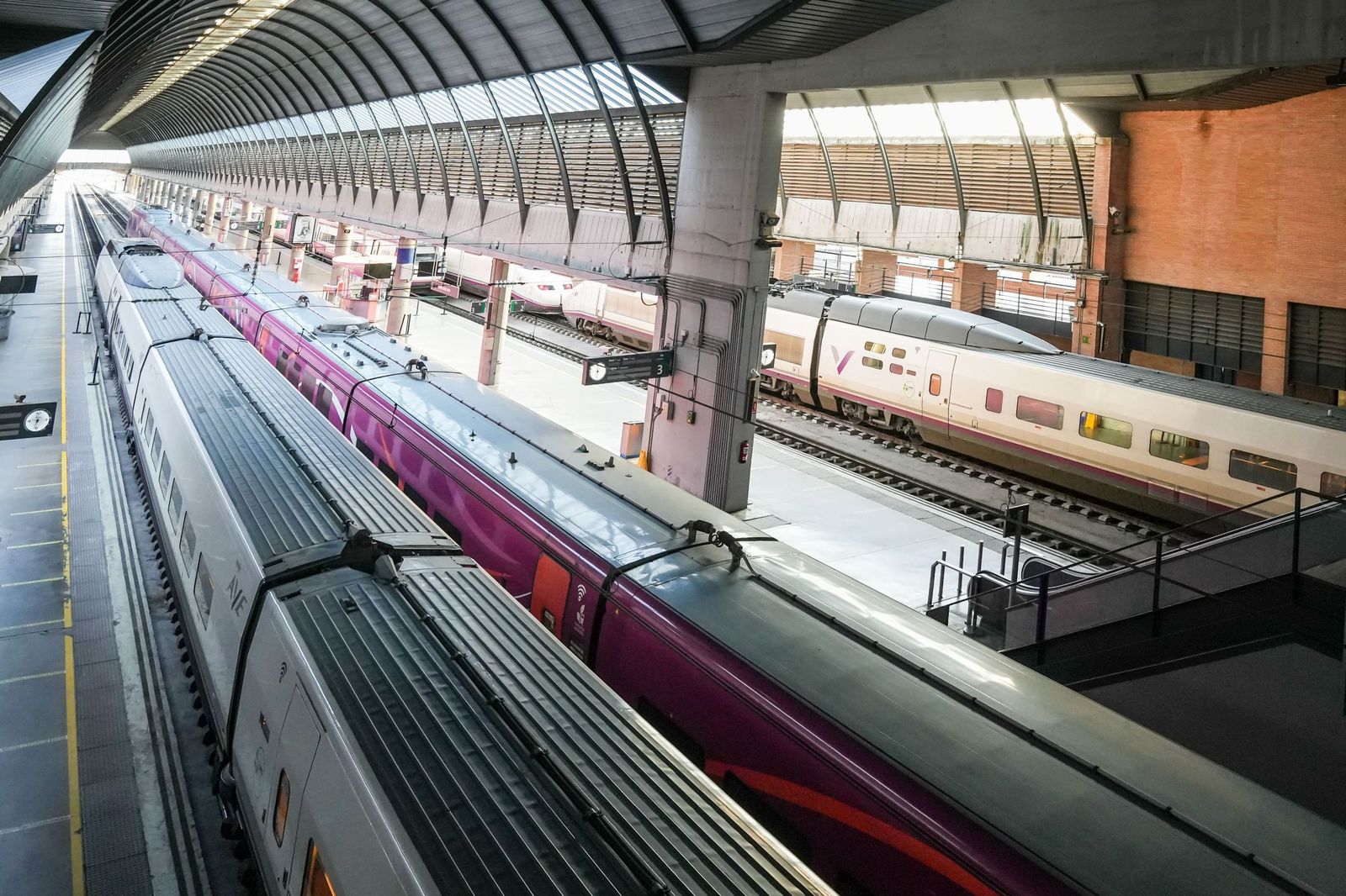 Trenes parados con destino Madrid en la estación de Santa Justa de Sevilla.