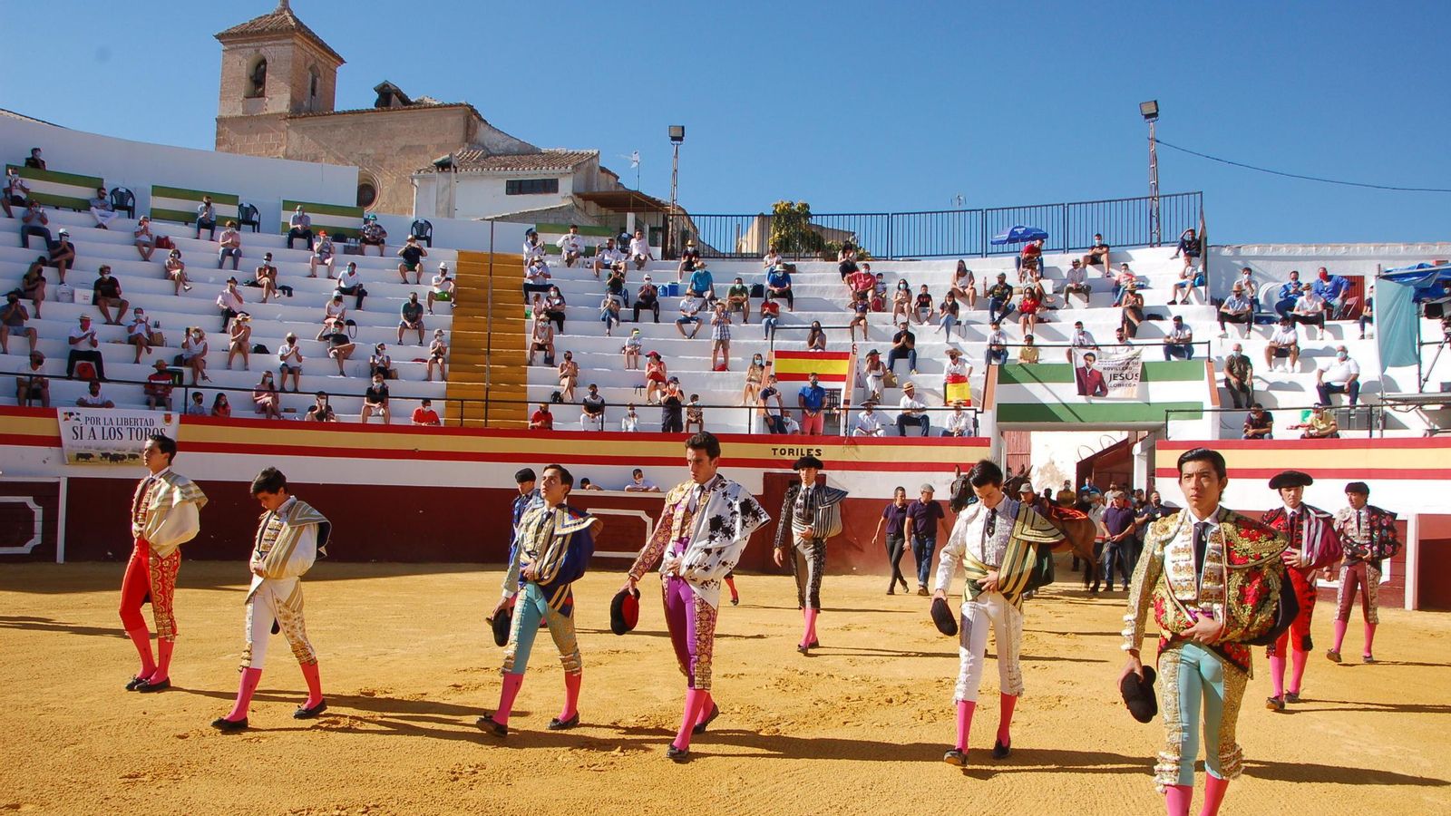 Momento del paseillo en la recientemente remodelada Plaza de Toros de Huéscar.